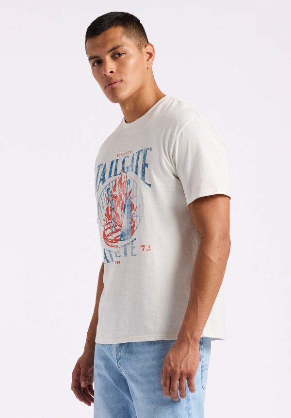 Tailgate Men's Graphic T-Shirt with BBQ Print. Milk - BM24640